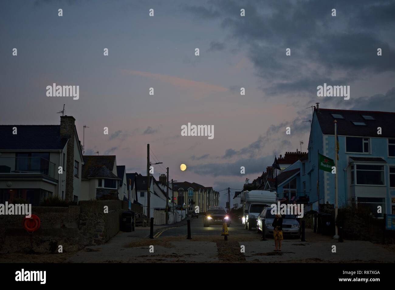 Beach Road al chiaro di luna nel borgo marinaro di Rhosneigr, Anglesey, Galles del Nord, Regno Unito Foto Stock