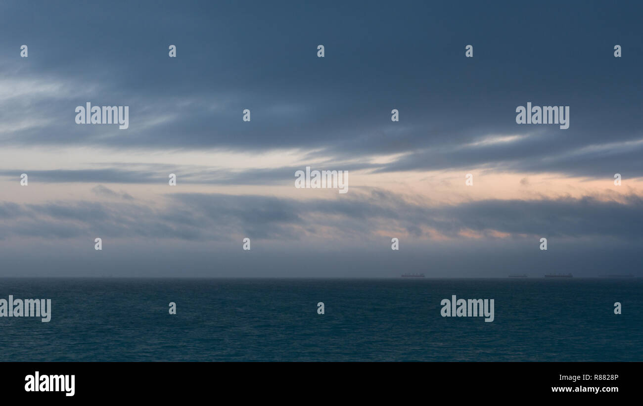 Vista sul mare e cielo sopra fredde acque del mare del Nord. Le navi in lontananza. Foto Stock