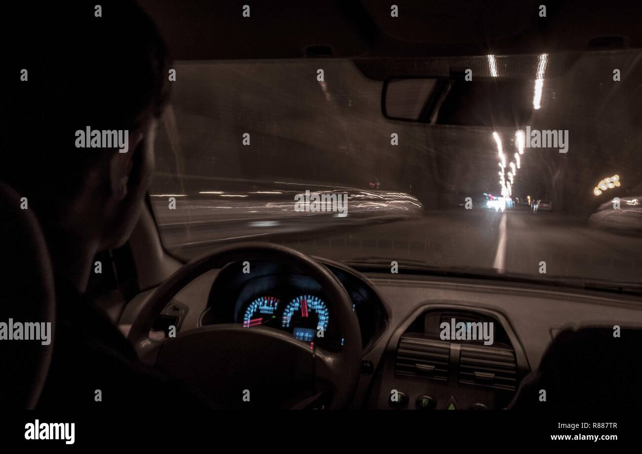 La guida lungo la strada senza fine con orgoglio Kia Foto Stock