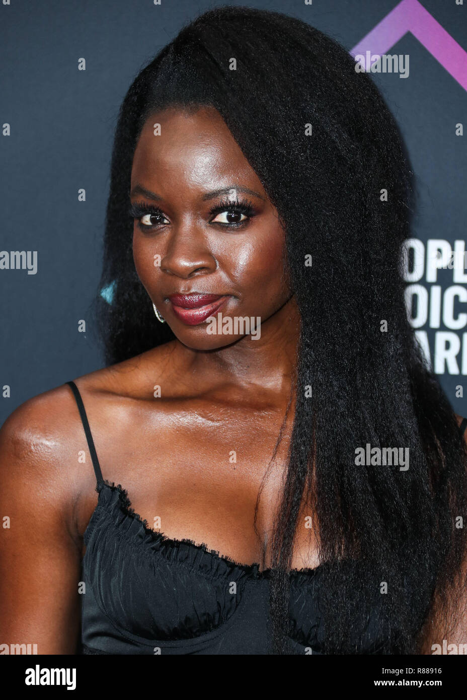 SANTA MONICA, Los Angeles, CA, Stati Uniti d'America - 11 novembre: attrice Danai Gurira indossando un Brock Collezione abito, Christian Louboutin scarpe, Carolina Santo Domingo sacchetto e Messika gioielli (disegnato da Thomas Carter Phillips) arriva al People's Choice Awards 2018 tenutasi a Barker Hangar su Novembre 11, 2018 in Santa Monica, Los Angeles, California, Stati Uniti. (Foto di Xavier COLLIN/Image Press Agency) Foto Stock