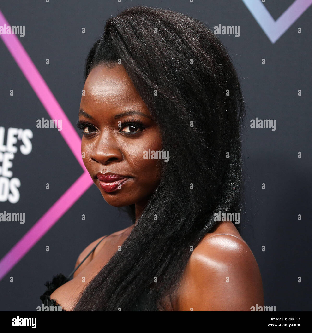 SANTA MONICA, Los Angeles, CA, Stati Uniti d'America - 11 novembre: attrice Danai Gurira indossando un Brock Collezione abito, Christian Louboutin scarpe, Carolina Santo Domingo sacchetto e Messika gioielli (disegnato da Thomas Carter Phillips) arriva al People's Choice Awards 2018 tenutasi a Barker Hangar su Novembre 11, 2018 in Santa Monica, Los Angeles, California, Stati Uniti. (Foto di Xavier COLLIN/Image Press Agency) Foto Stock