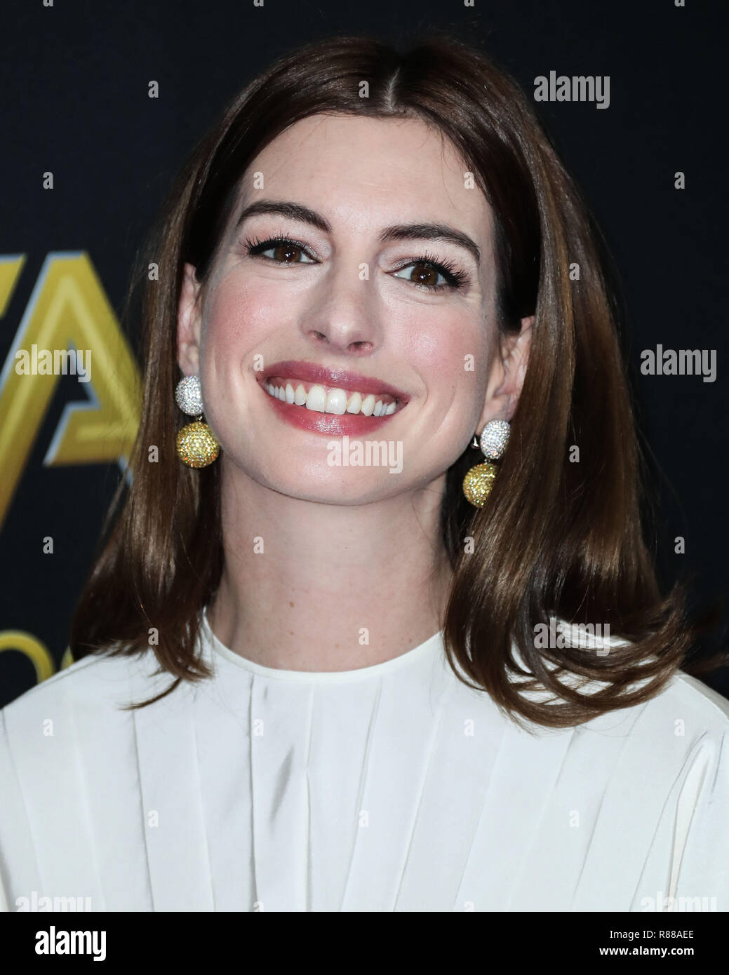 BEVERLY HILLS, Los Angeles, CA, Stati Uniti d'America - novembre 04: attrice Anne Hathaway indossa un abito di Valentino, un Tyler Ellis frizione, e gioielleria di Anabela Chan e Kallati arriva alla XXII edizione Hollywood Film Awards tenutosi presso il Beverly Hilton Hotel il 4 novembre 2018 a Beverly Hills Los Angeles, California, Stati Uniti. (Foto di Xavier COLLIN/Image Press Agency) Foto Stock
