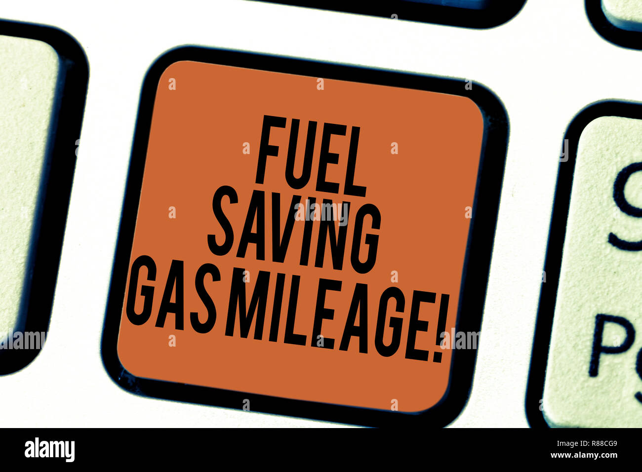 La grafia la scrittura di testo il risparmio di carburante distanza in miglia del gas. Concetto significato spendendo meno soldi a spese del veicolo di risparmio di gas dei tasti della tastiera intenzione di crear Foto Stock