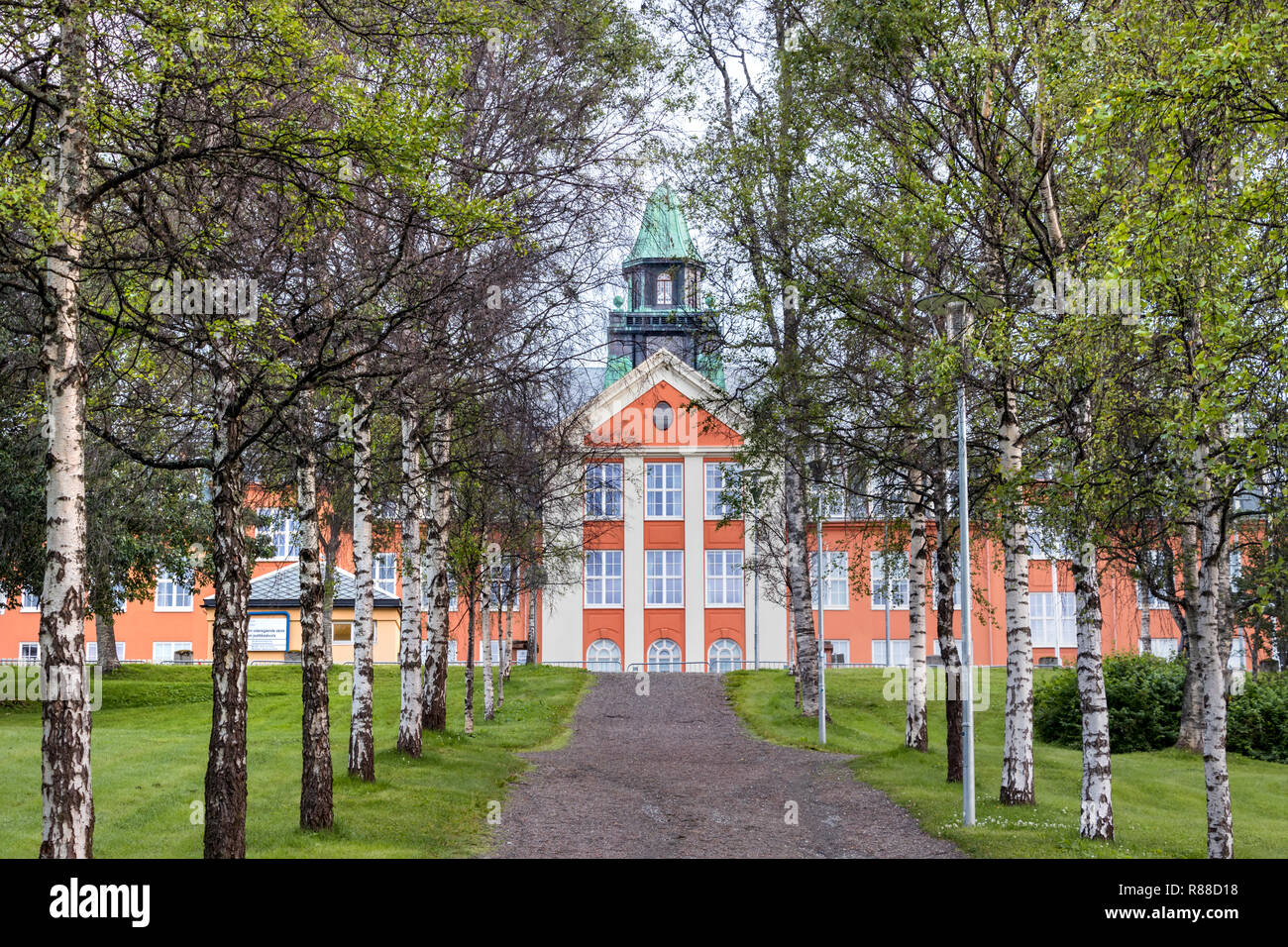 Tromso, Norvegia - August 4th, 2018: vista posteriore del Kongsbakken Scuola Secondaria Superiore si trova in Skolegata 16, Tromso, Norvegia. Foto Stock