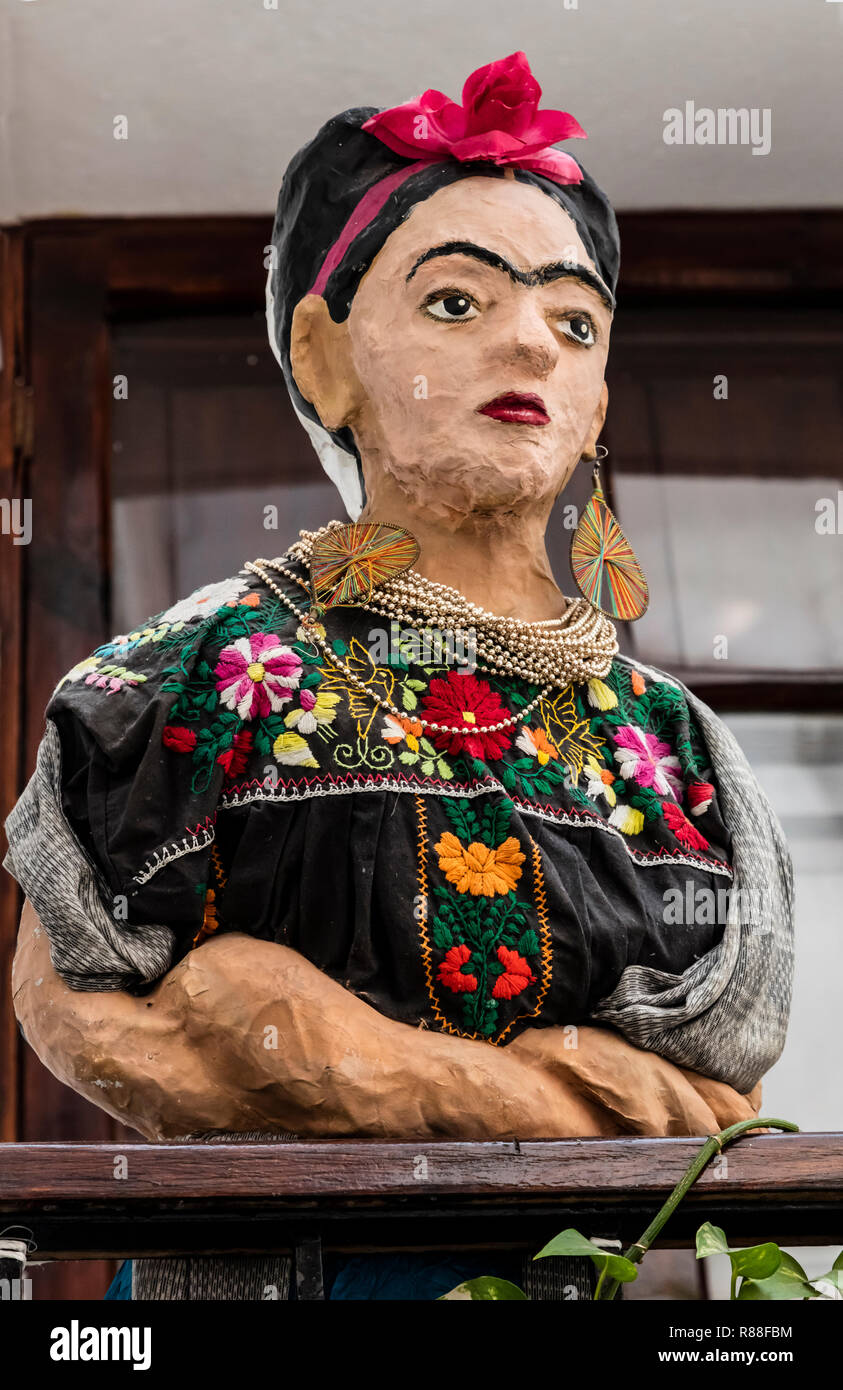 Statue di Frida Kalo a Diego RIVERA museo situato nella sua infanzia home - Guanajuato, Messico Foto Stock