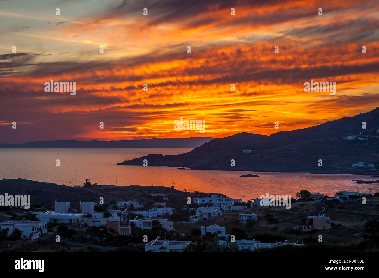 Drammatico tramonto rosso a Finikas Bay in Syros Island in Grecia. Foto Stock