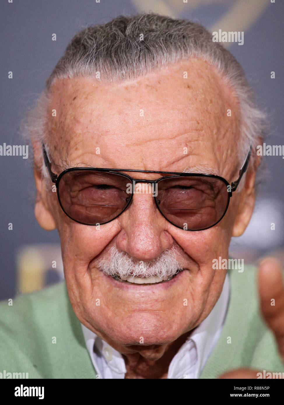 (FILE) Stan Lee muore a 95. Stan Lee, il leggendario scrittore ed editore della Marvel Comics di cui fantabulous ma viziato creazioni in lui una vera vita di supereroe dei fumetti per gli appassionati di libri ovunque, è morto. Egli è stato 95. Lee, che ha cominciato nel business nel 1939 e creato o co-creato Black Panther, Spider-Man, X-Men, il possente Thor, uomo del ferro I Fantastici Quattro, l'Incredibile Hulk, Daredevil e Ant-Man, tra innumerevoli altri caratteri, morì presto lunedì mattina a Cedars-Sinai Medical Center di Los Angeles, un rappresentante della famiglia ha riferito a Hollywood Reporter. HOLLYWOOD Los Angeles, Foto Stock