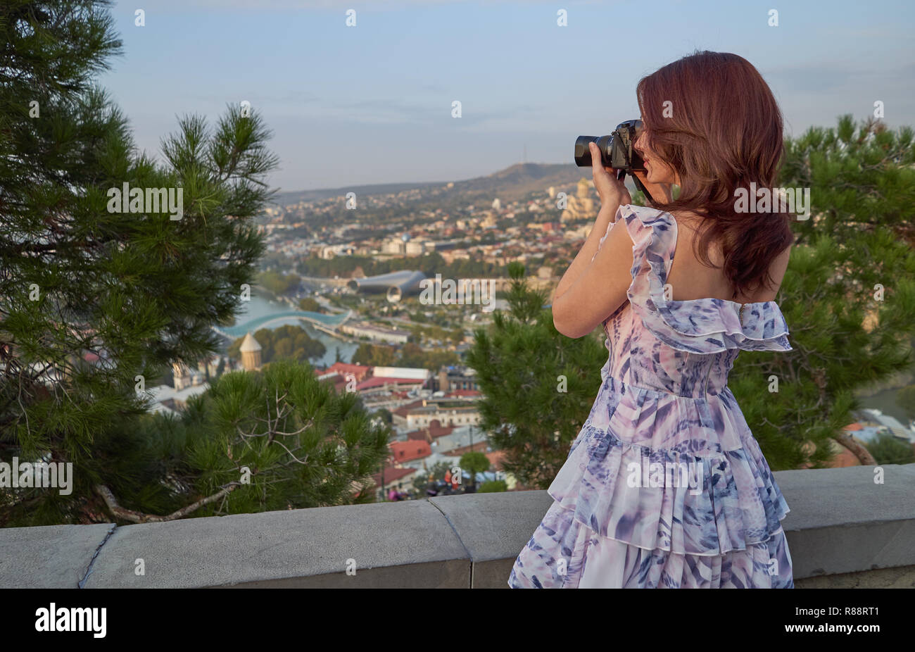 Donna turistica prendendo foto dalla fotocamera della città vecchia Foto Stock