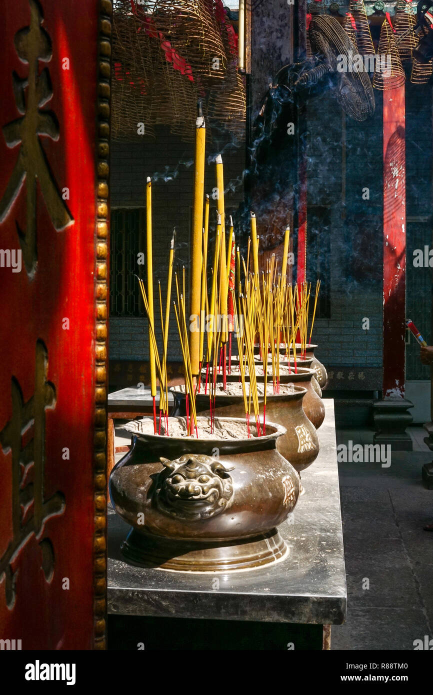 Bastoncini di incenso al Tempio Thien Hau nella città di Ho Chi Minh, Vietnam Foto Stock