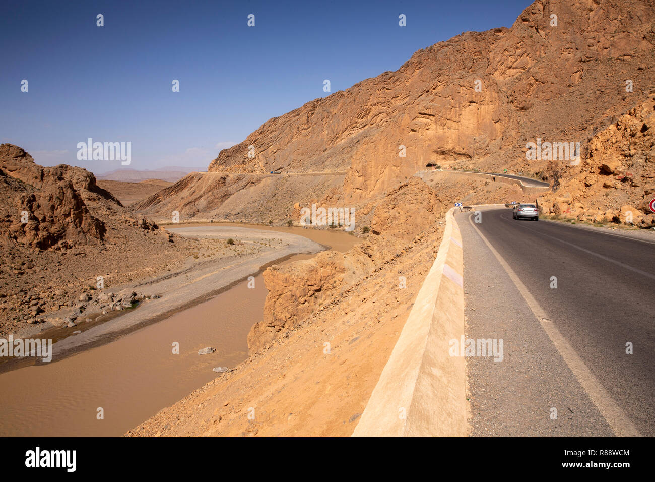 Il Marocco, Ziz Gorge, Oued eè, Fleuve de Ziz fiume accanto a N13 strada tra Midelt e Rissani Foto Stock