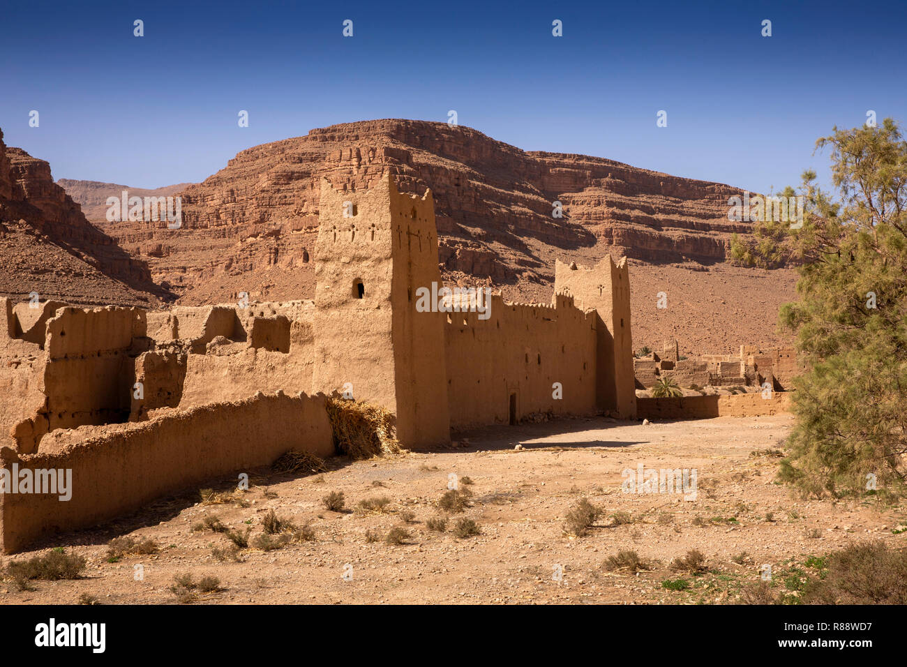 Il Marocco, Ziz River Gorge, Guers Tiallaline, antiche Kasbah rimane Foto Stock
