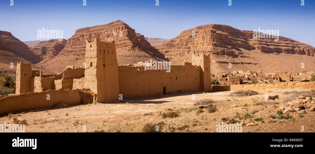 Il Marocco, Ziz River Gorge, Guers Tiallaline, antiche Kasbah rimane, panoramica Foto Stock