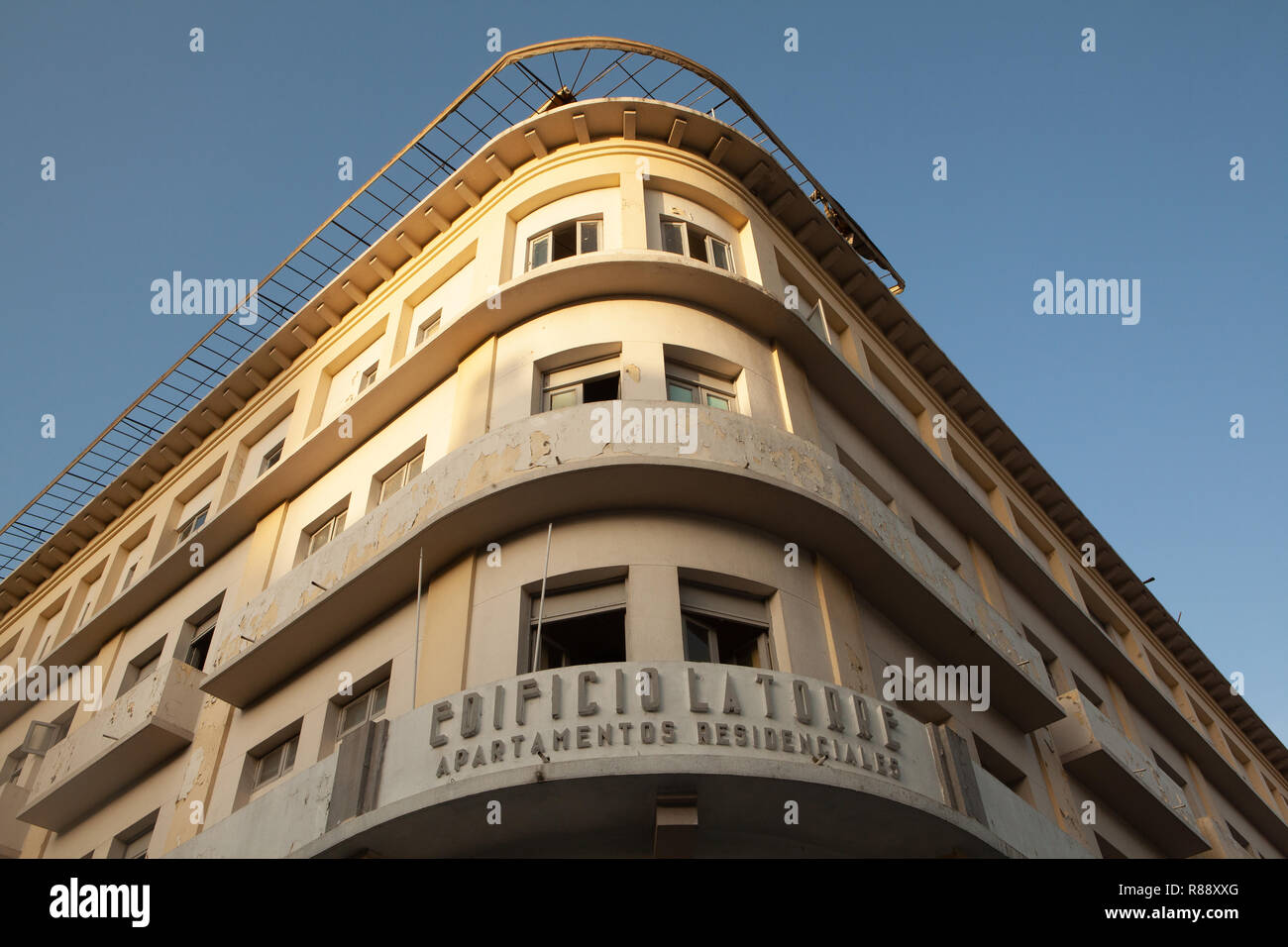 Angolo di facciata in stile deco edificio di appartamenti nella città vecchia, Caracas, Venezuela, Sud America Foto Stock