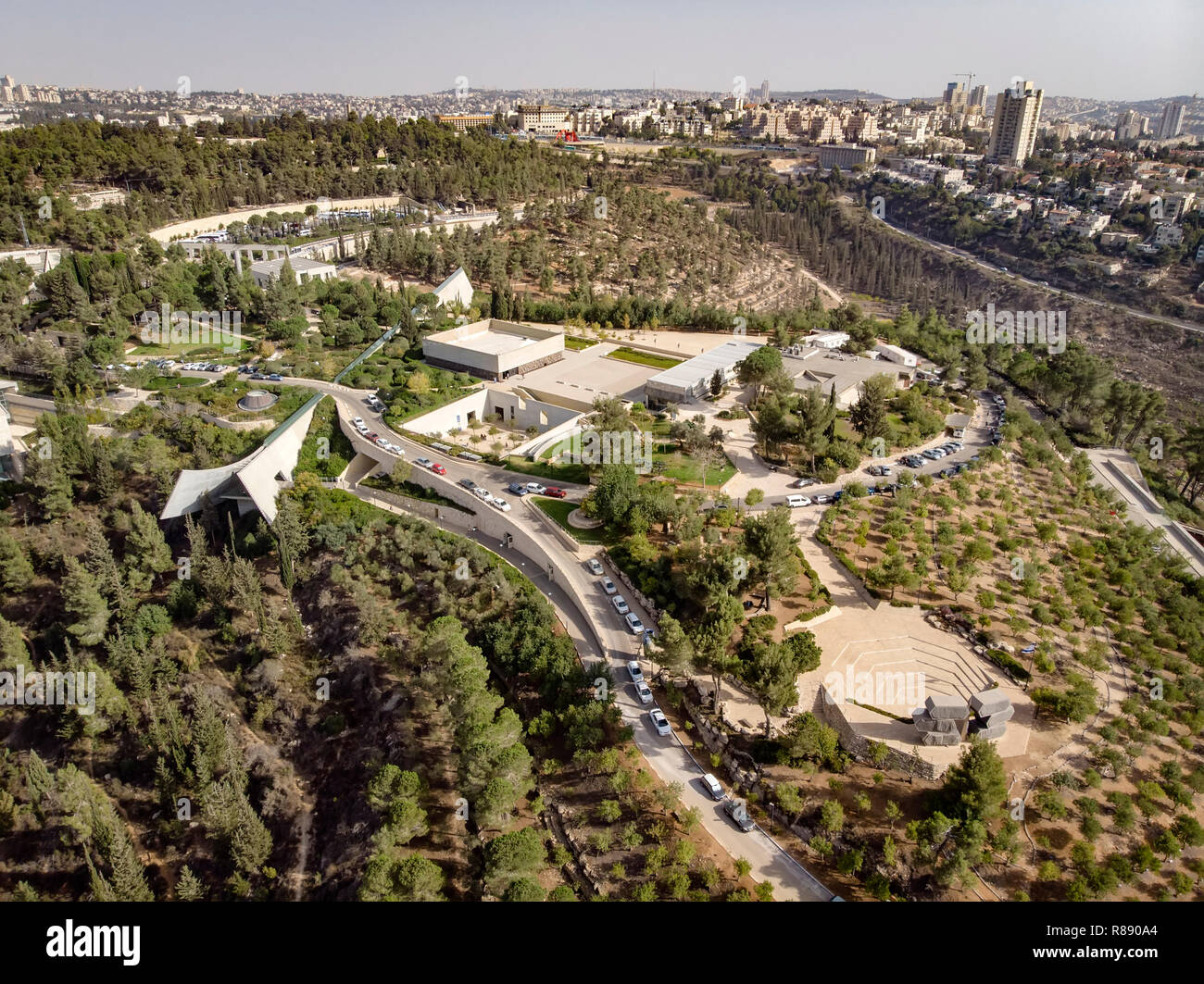 Vista del museo commemorativo di Holocaust in Gerusalemme vista dall'alto di un quadcopter. Yad Vashem sul fianco di una collina nella periferia di Gerusalemme. Foto Stock