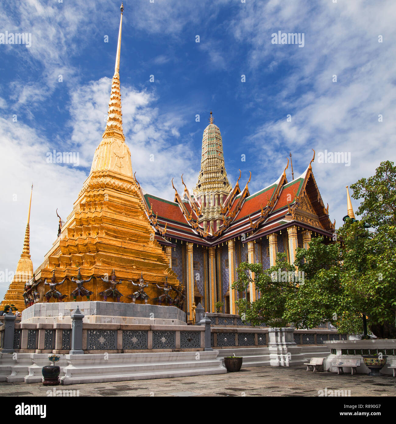 Golden Chedis e Pantheon Reale al Wat Phra Kaew, Bangkok, Thailandia. Foto Stock