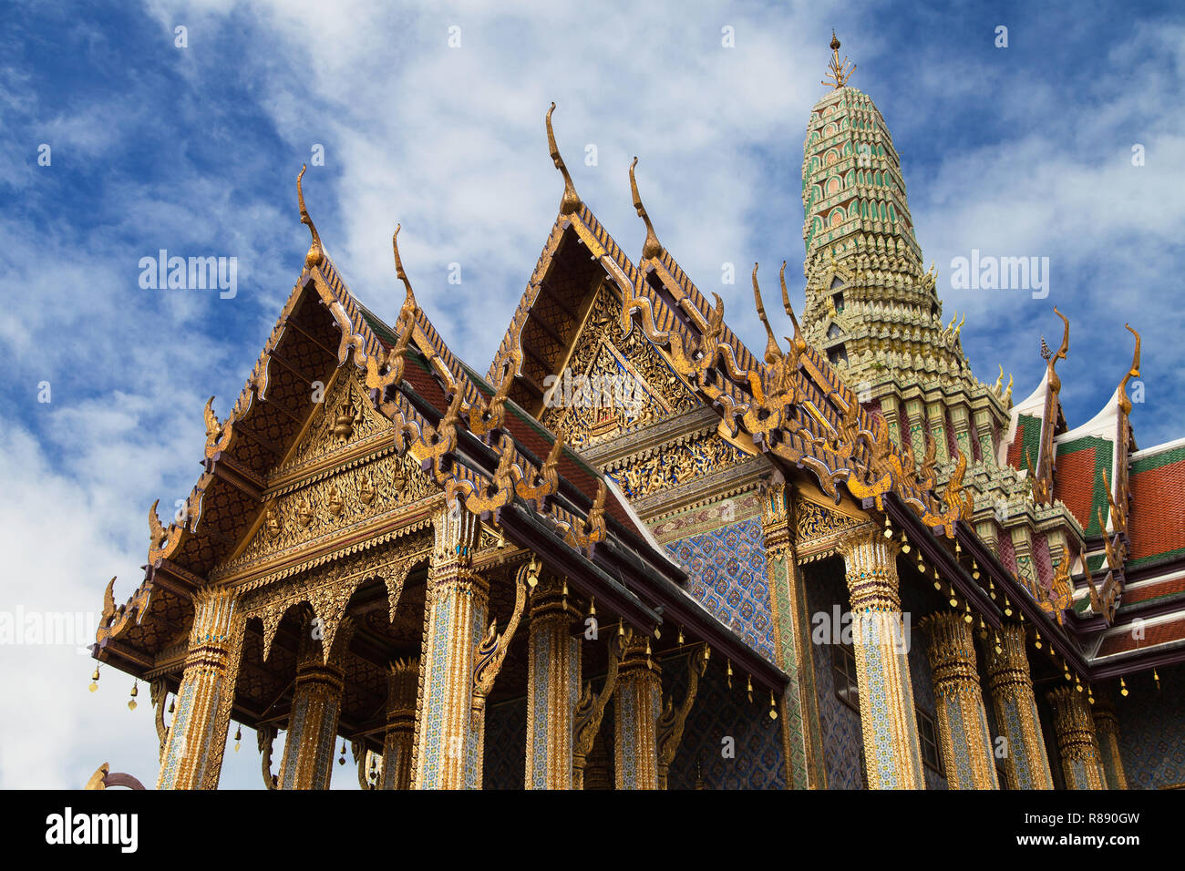 E Chofa Prang del Pantheon Reale al Wat Phra Kaew, Bangkok, Thailandia. Foto Stock