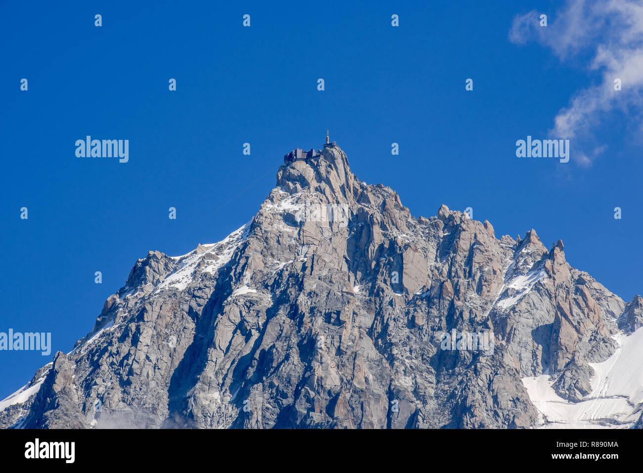 Vista dell'Aiguille du Midi, vicino alla vetta del Mont Blanc, dalla valle vicino a Chamonix, Francia Foto Stock