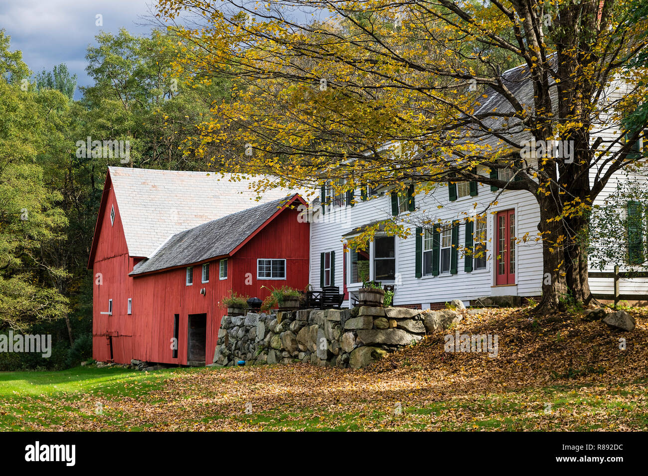 Affascinante casa di autunno e granaio. Foto Stock