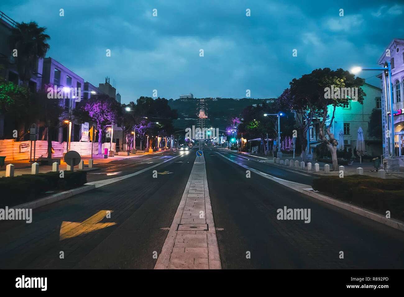 La via centrale di Haifa e German colony quartiere è il posto migliore per le passeggiate serali, Israele. vista dei giardini Bahai dalla strada Foto Stock