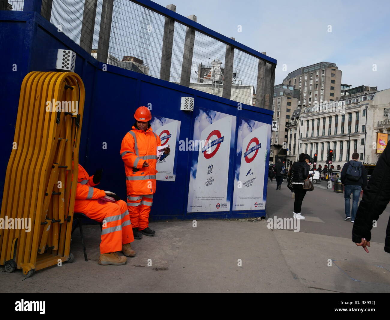 Trasporto per Londra lavoratori edili al di fuori di un edificio Crossrail sito nel West End di Londra, Inghilterra. Foto Stock