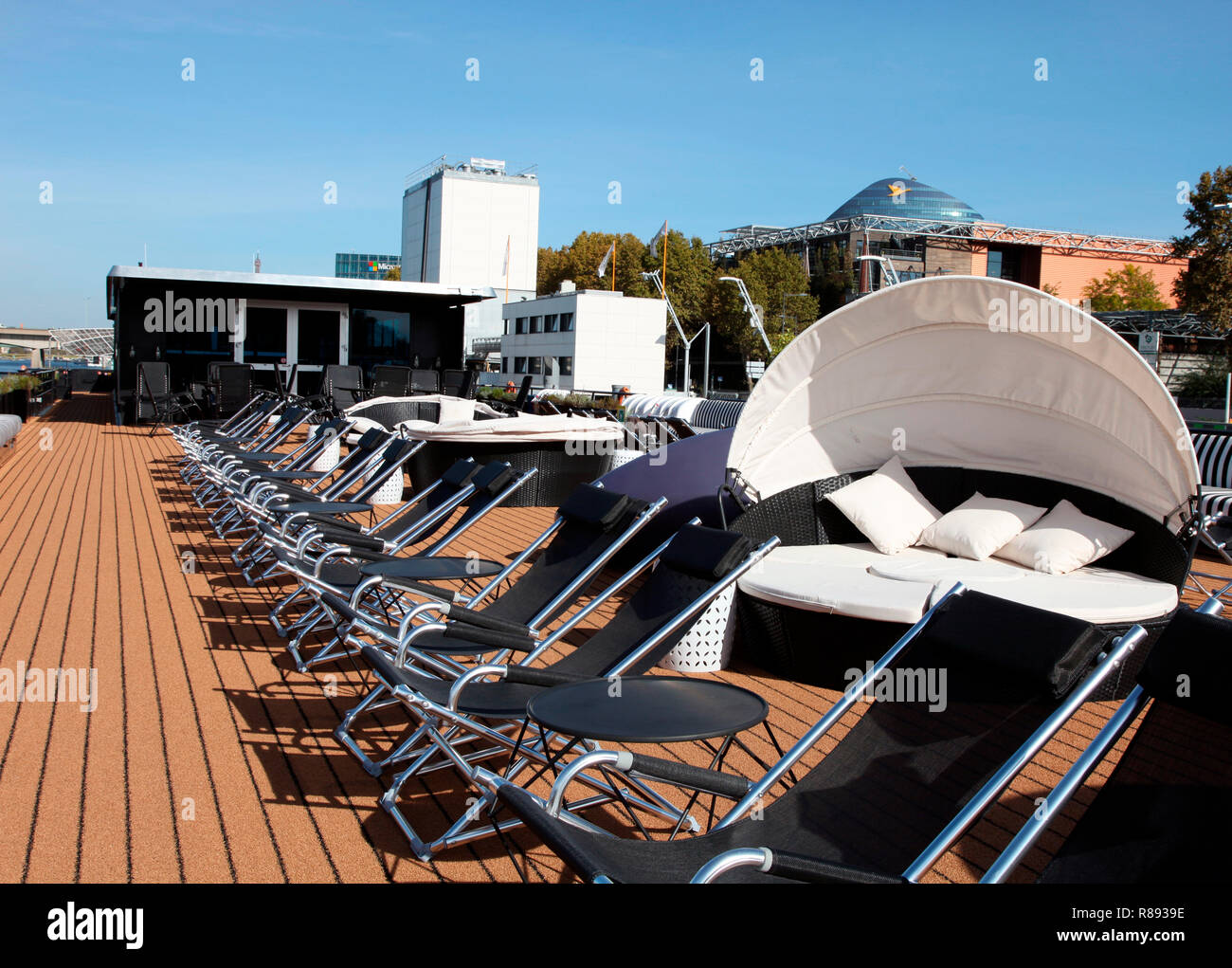 Il sun deck di Uniworld cruiseship Il B, ormeggiato sul fiume Senna, Parigi Foto Stock