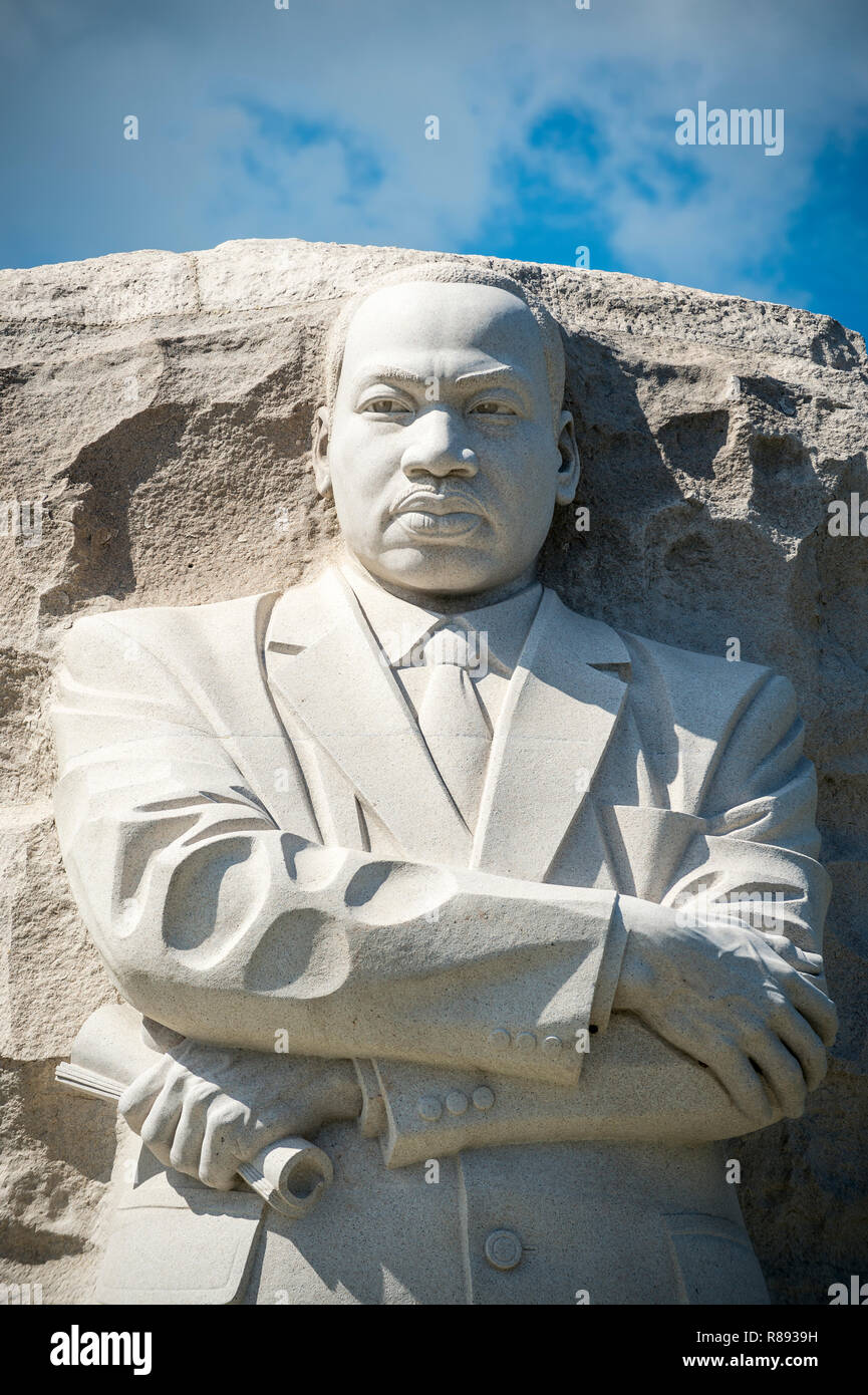 WASHINGTON DC - Agosto 2018: il Martin Luther King Jr Memorial offre un grave ritratto del leader dei diritti civili scolpiti in granito. Foto Stock