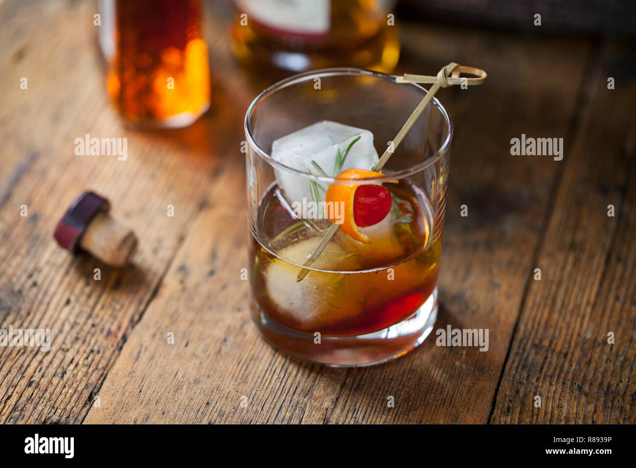 In vecchio stile, drink di whiskey con rosmarino cubetti di ghiaccio Foto Stock