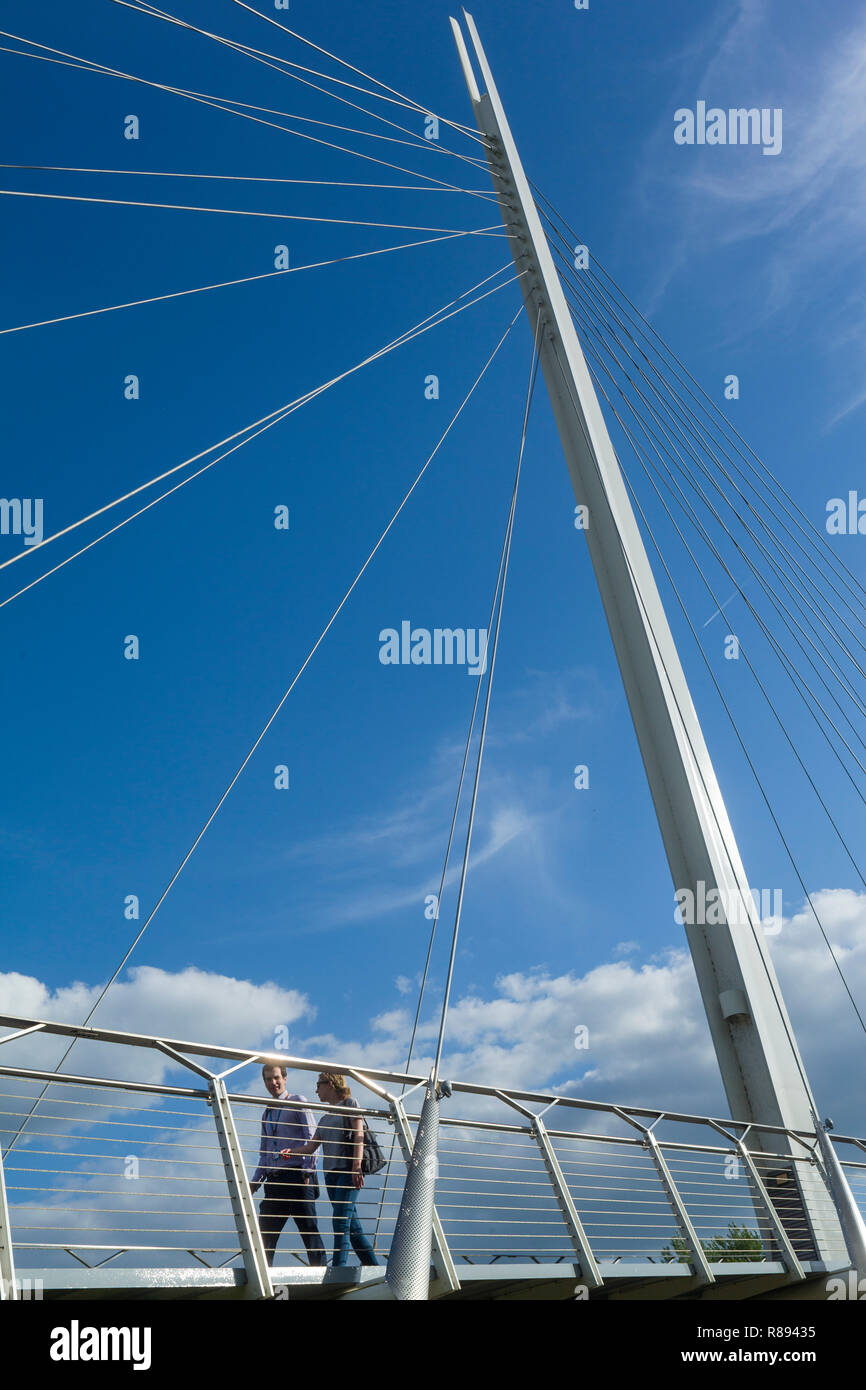 Un paio di attraversare il ciclo di Christchurch e ponte pedonale attraverso il Fiume Tamigi unendo Caversham e la lettura Foto Stock
