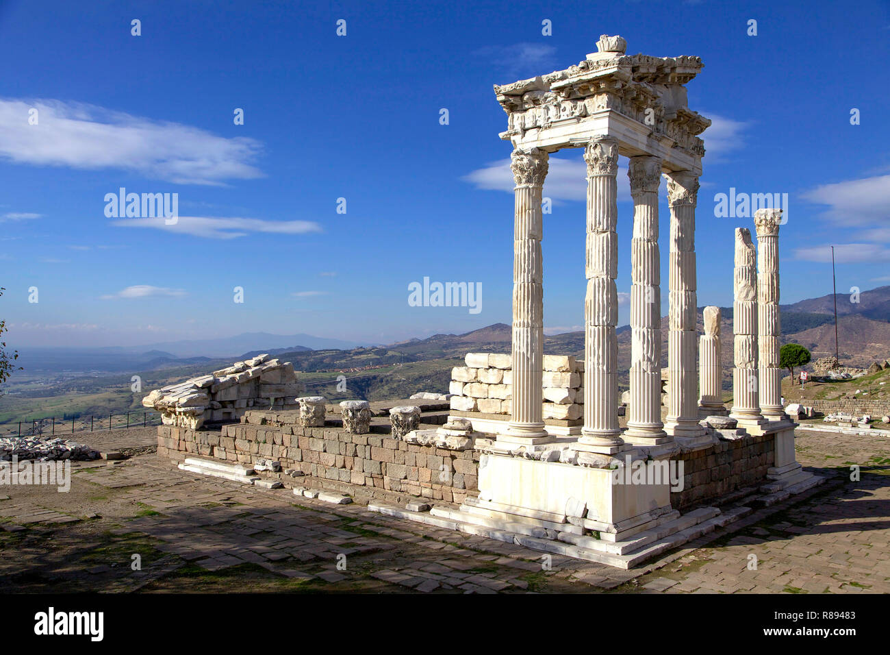 Tempio di Traiano nelle rovine della città antica di Pergamon in Turchia ha trovato. Foto Stock