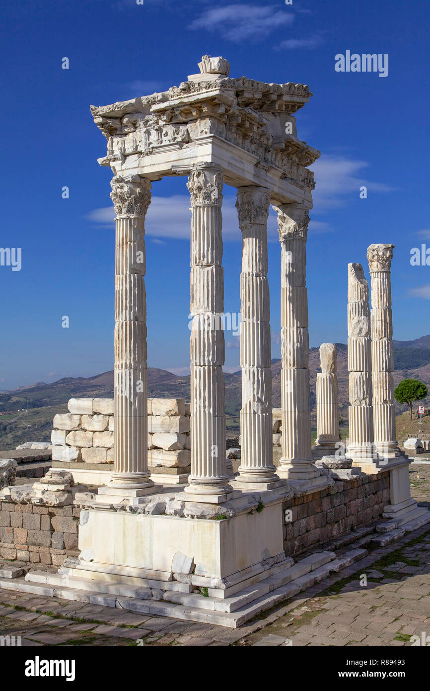 Tempio di Traiano nelle rovine della città antica di Pergamon in Turchia ha trovato. Foto Stock