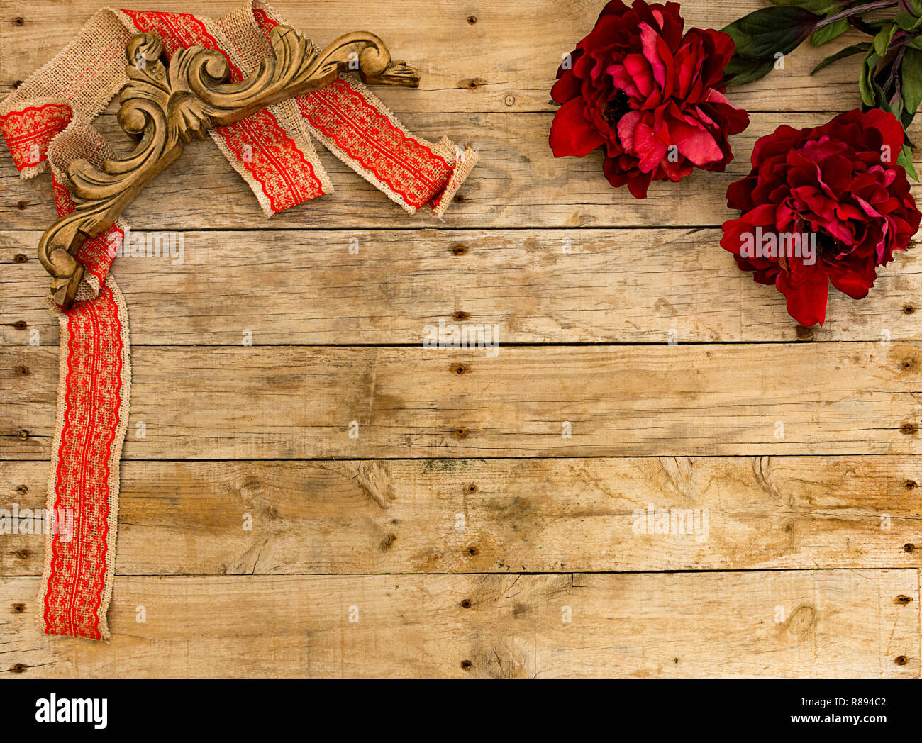 Telaio di natale. Nastro rosso con vintage ornamento di legno rosso e  grandi fiori su sfondo di legno. Per gli auguri di Natale cartolina. Natale  Foto stock - Alamy