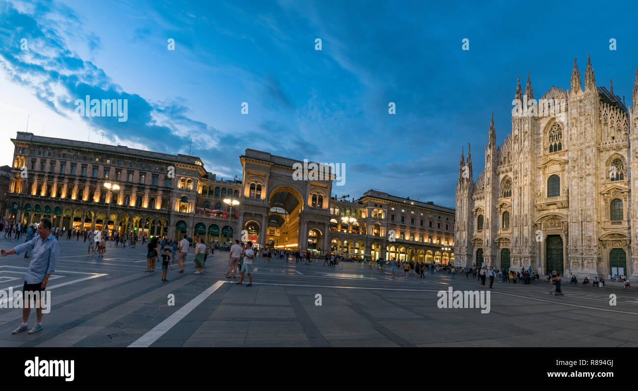 Streetview orizzontale del Duomo di Milano e la Galleria Vittorio Emanuele II shopping center al tramonto in Milano, Italia. Foto Stock