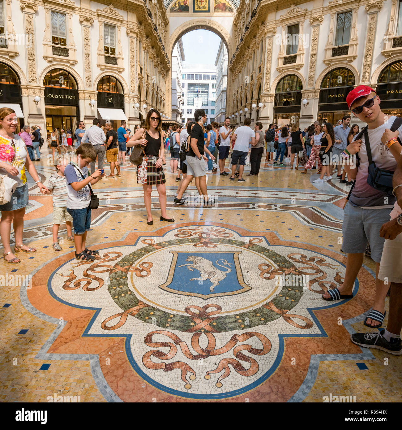 Vista sulla piazza di Torino stemma all'interno di Galleria Vittorio Emanuele II a Milano, Italia. Foto Stock