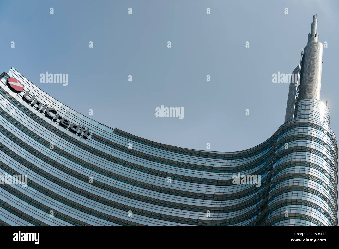 Orizzontale vista astratta della torre di UniCredit a Milano, Italia. Foto Stock
