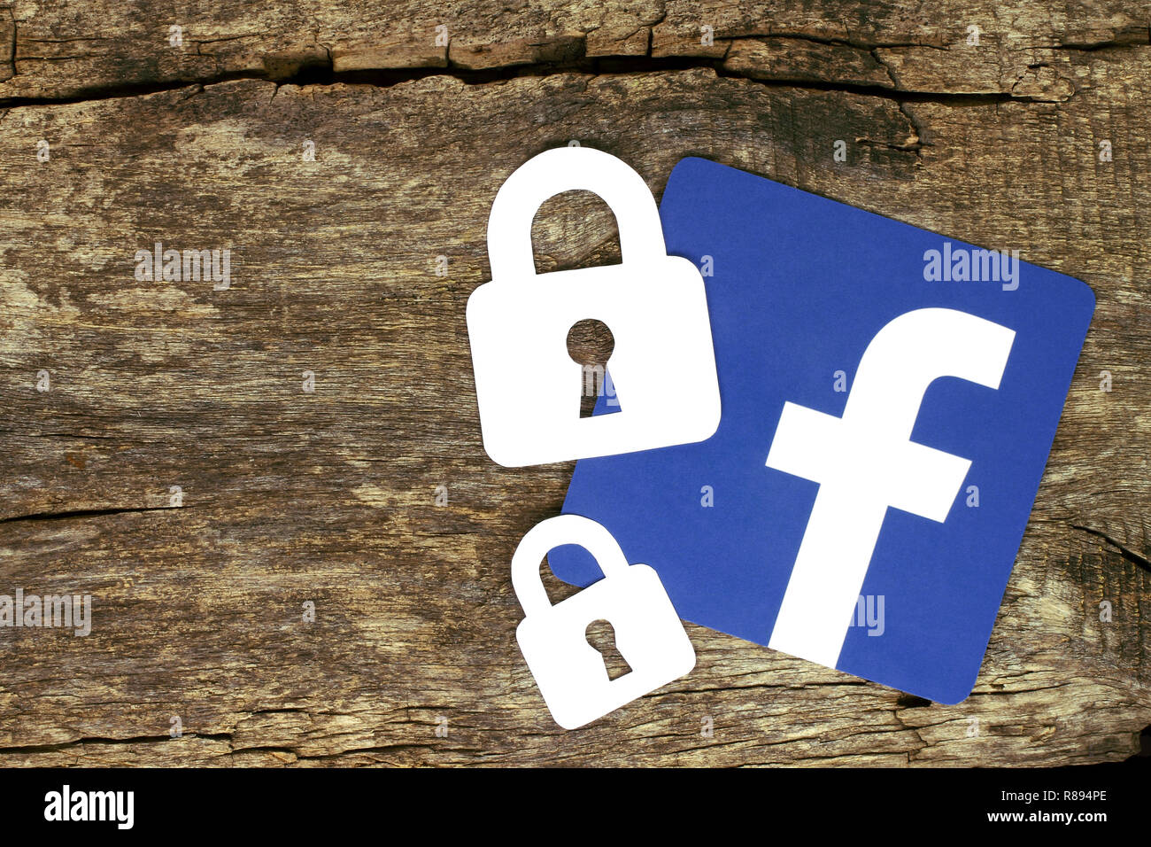 Kiev, Ucraina - 04 Maggio 2017: icona di Facebook con serrature stampato su carta e posto sul vecchio sfondo di legno. Facebook i problemi di sicurezza e privacy. Foto Stock