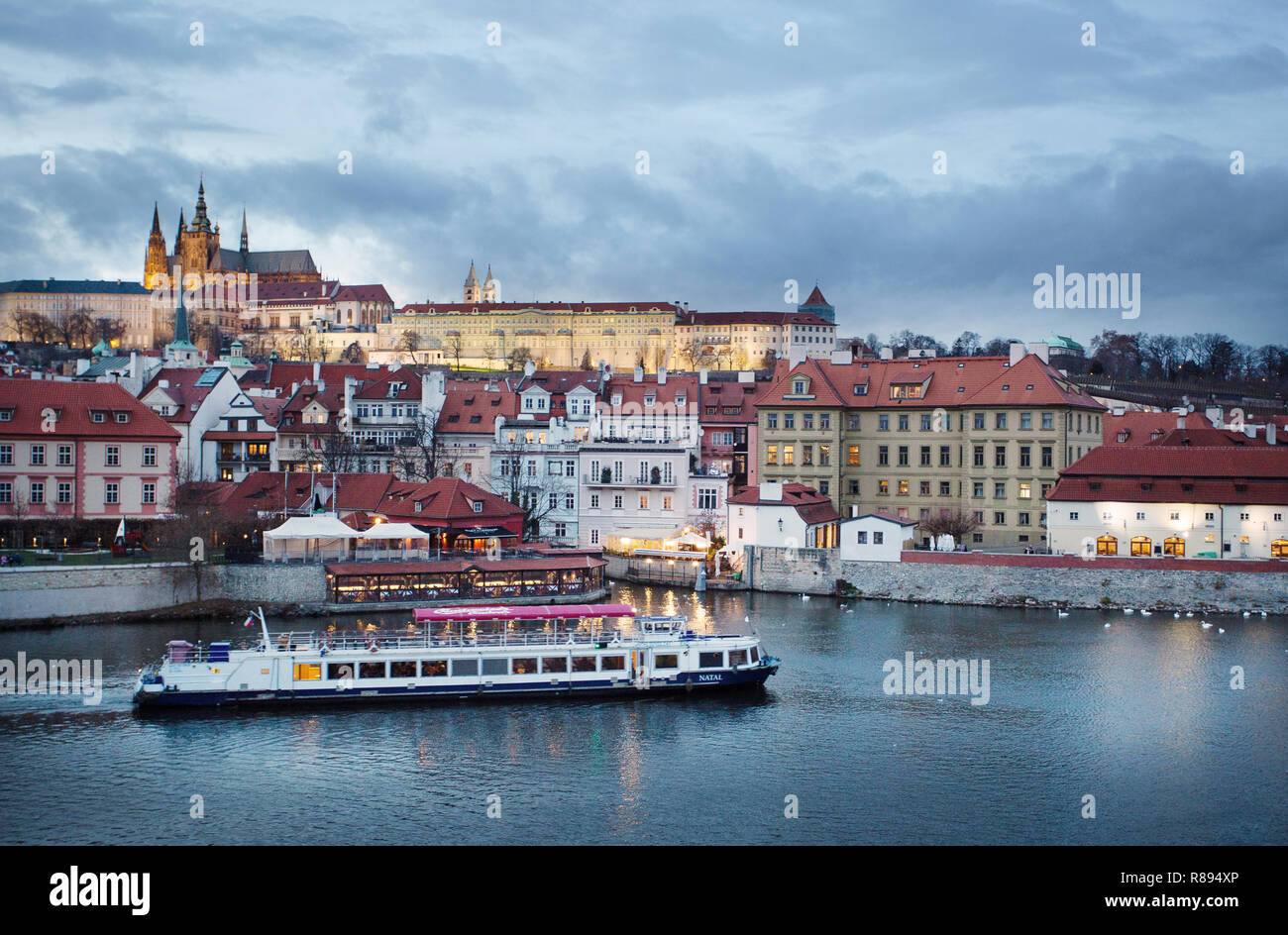 La vista sul fiume Moldava a Praga. Orizzontale. Inverno Foto Stock