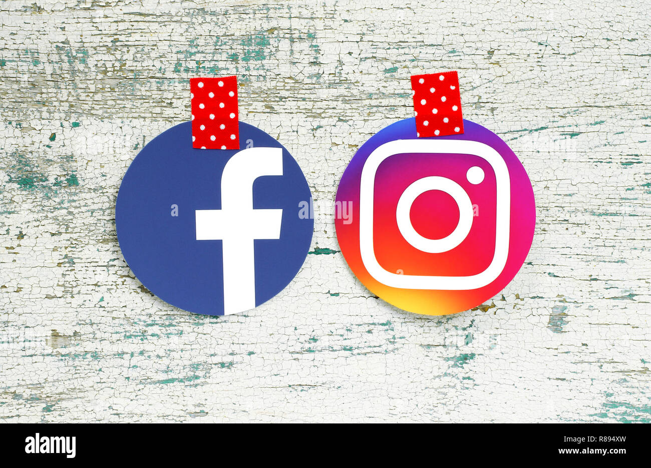 Kiev, Ucraina - 27 Settembre 2018: Facebook e Instagram round icone stampate su carta e fissati con nastro adesivo con il rosso a puntini bianchi del nastro adesivo sul legno vecchio Foto Stock