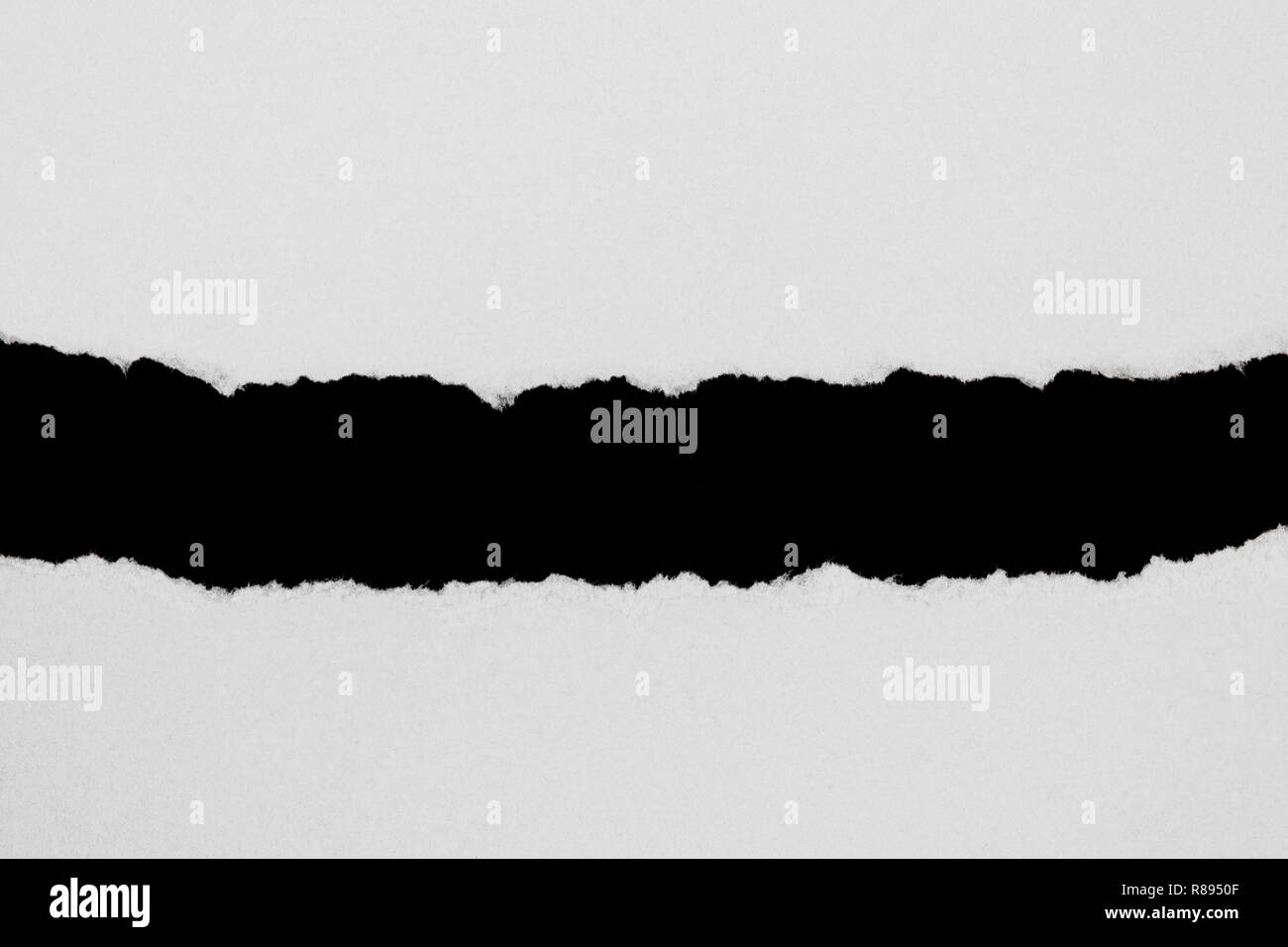 Bianco di carta strappata isolati su sfondo nero con spazio di copia Foto Stock