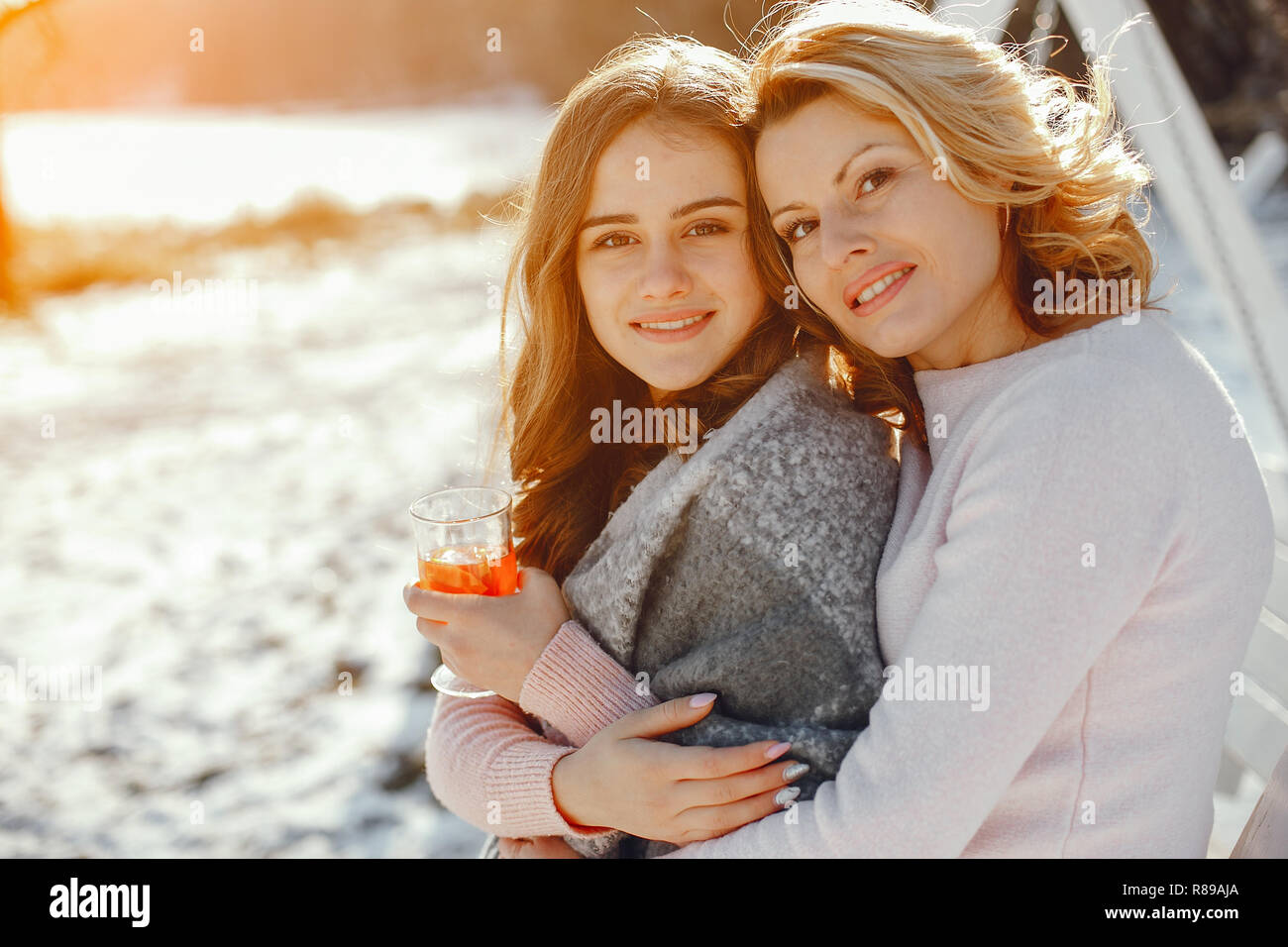 Giovane biondo mom con il suo cresciuti figlia nel Parco di primavera Foto Stock