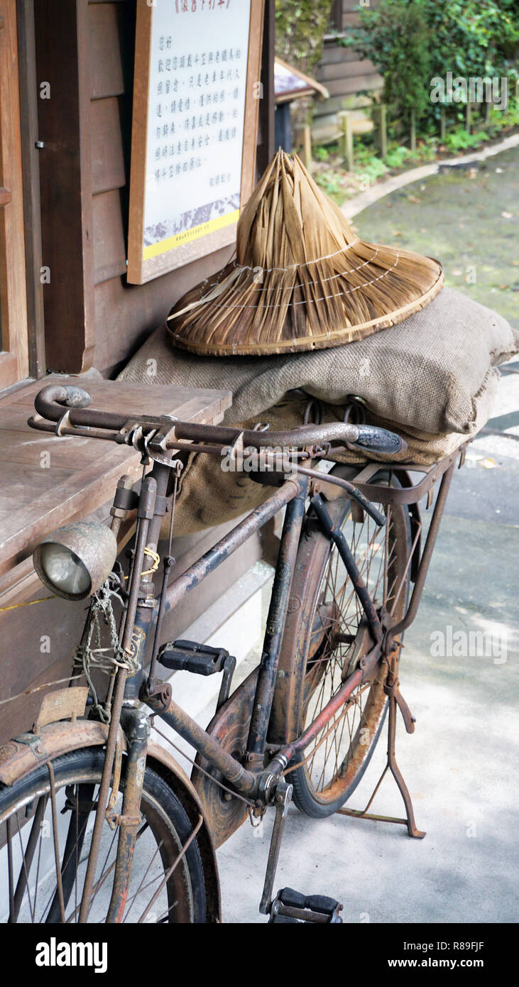 Vecchio arrugginito bicicletta di consegna con sacchi di riso in Taiwan. Foto Stock