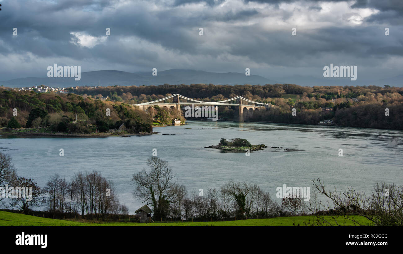 Una vista del menai rettilinei tra Bangor e gli angoli che mostra la sospensione di Menai Bridge costruito da Thomas Telford in 1826 Foto Stock