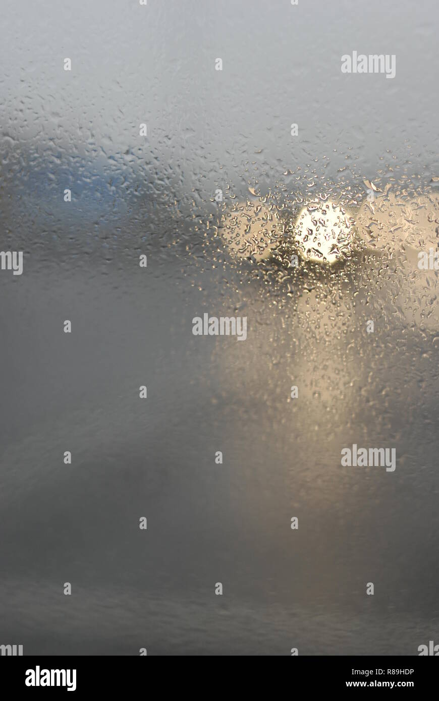 Fari di automobile pioggia guida in condizioni di scarsa visibilità. Foto Stock