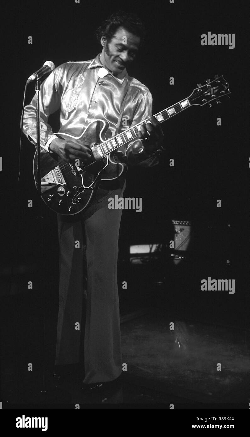Chuck Berry eseguendo a pappagallo rosso nella città di New York nel 1983. Credito: Walter McBride /MediaPunch Foto Stock