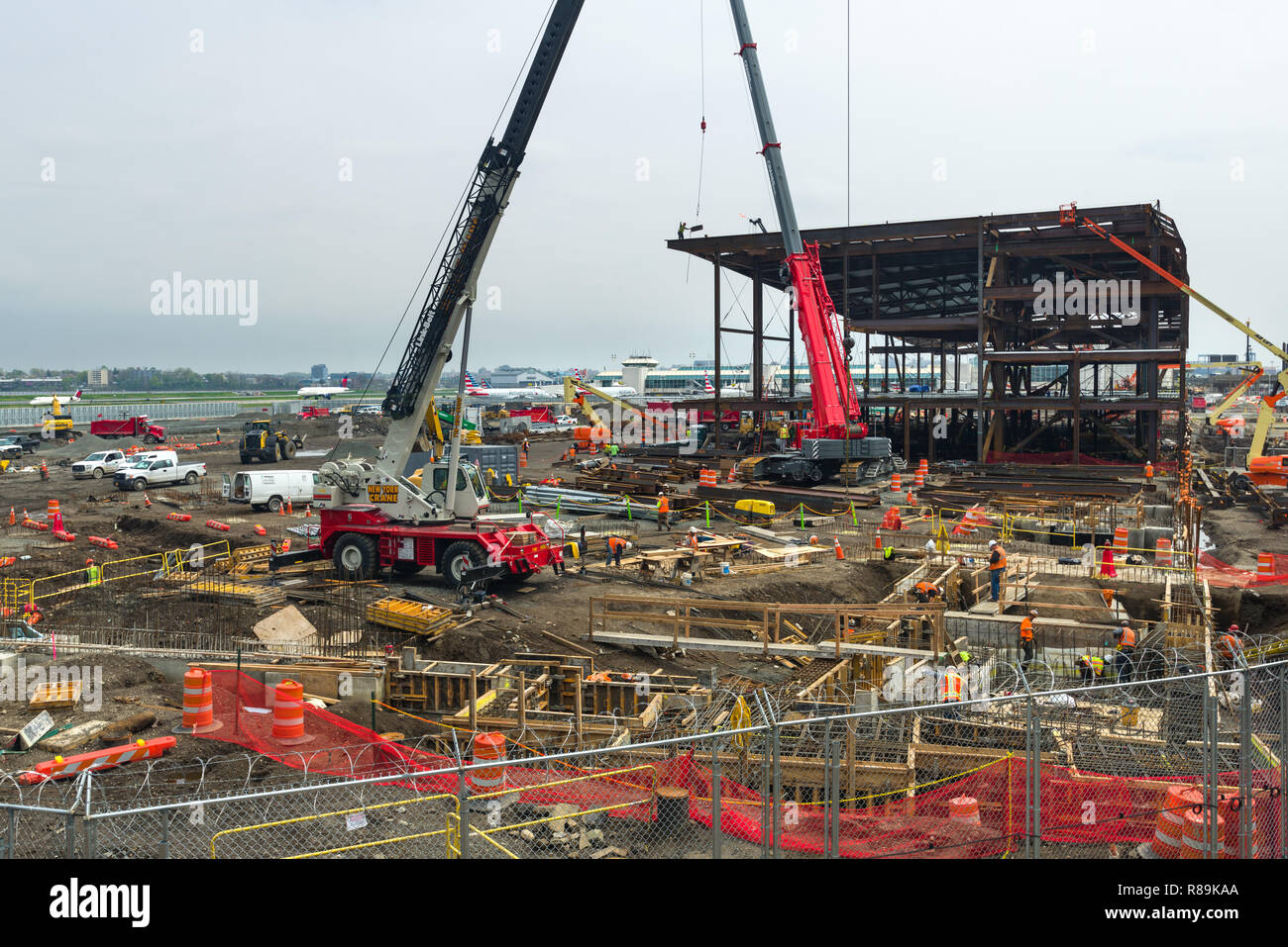 Attrezzature da costruzione e dei lavoratori la costruzione del nuovo terminal all'Aeroporto Internazionale La Guardia nel Queens, a New York, Stati Uniti d'America Foto Stock