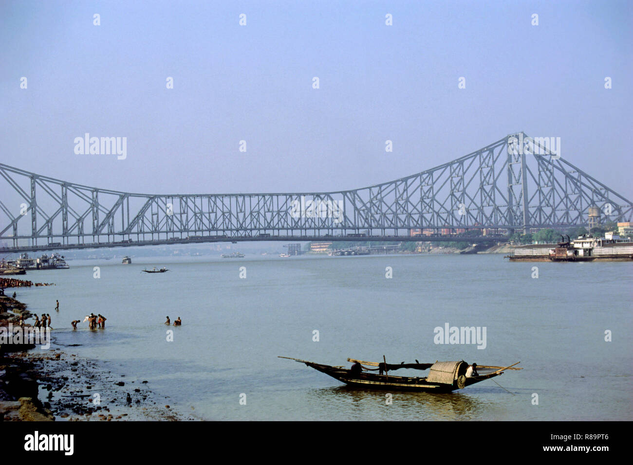 Quella di Howrah Bridge e fiume Hoogly, Calcutta, West Bengal, India Foto Stock