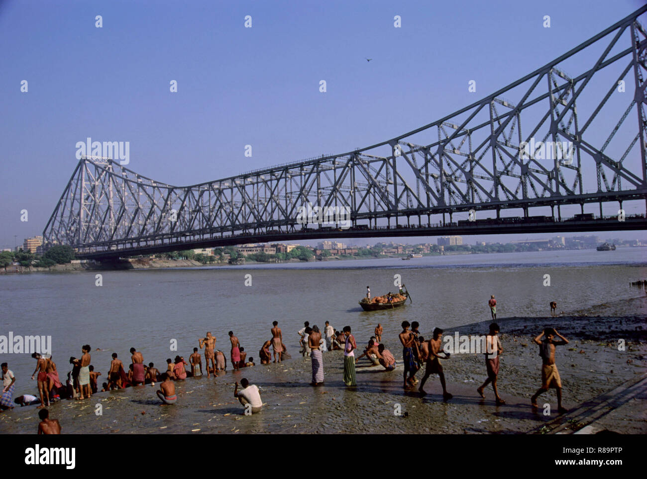 Quella di Howrah Bridge e fiume Hoogly, Calcutta, West Bengal, India Foto Stock