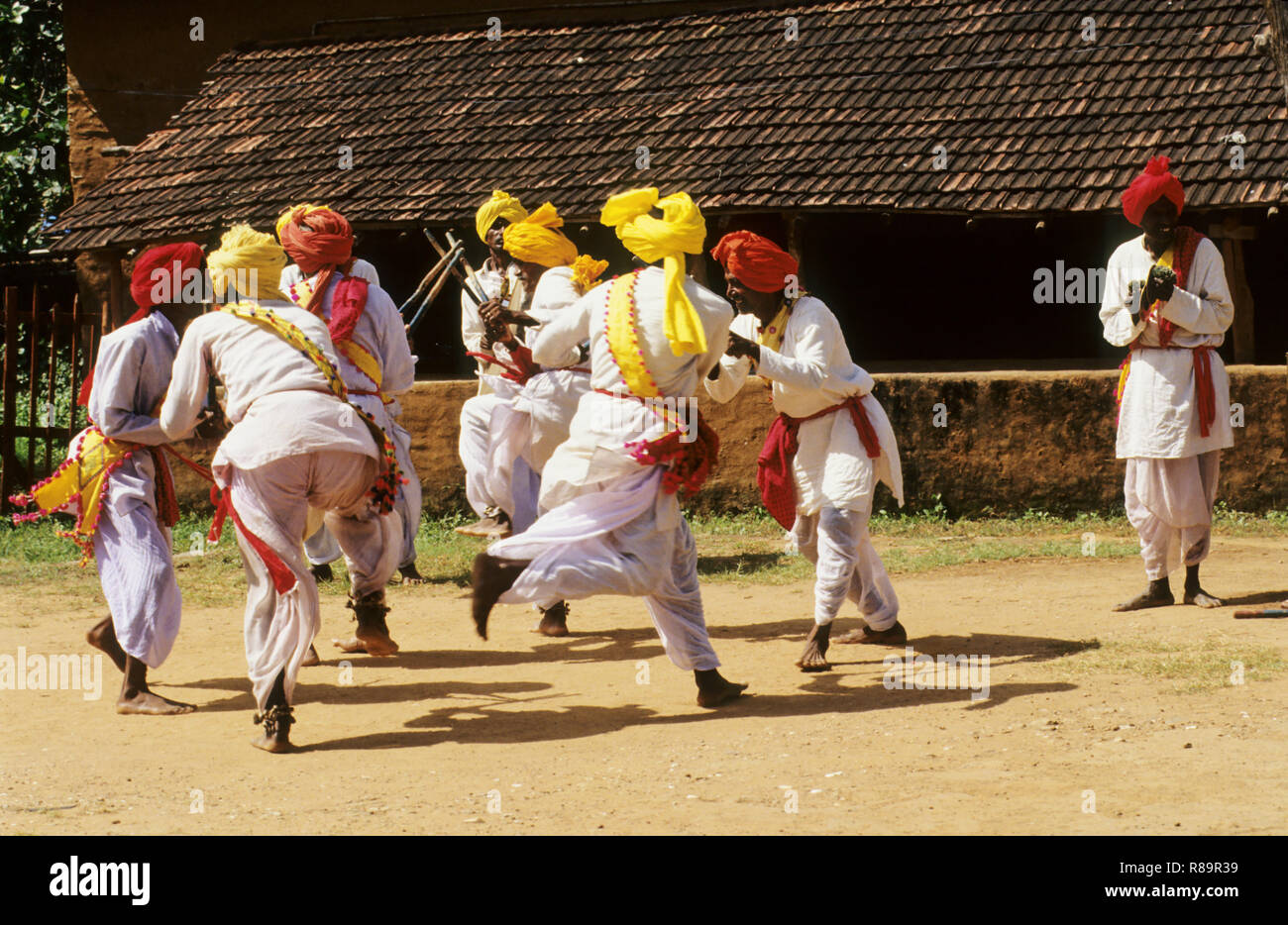 Performance di ballerini folk, Maharashtra, India Foto Stock