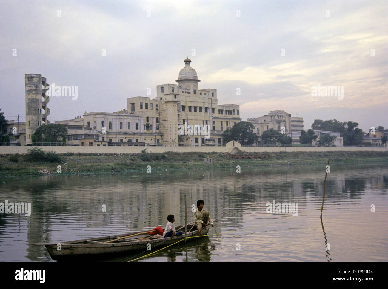 Chattar Manzil o ombrello Palace presso la banca di fiume Gomti, Lucknow, Uttar Pradesh, India Foto Stock