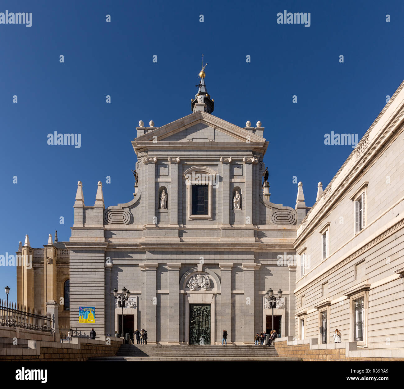 Madrid, Spagna, Novembre 29th. 2018 - Catedral de Santa Maria la Real de la Almudena, vista frontale con gruppi di persone Foto Stock