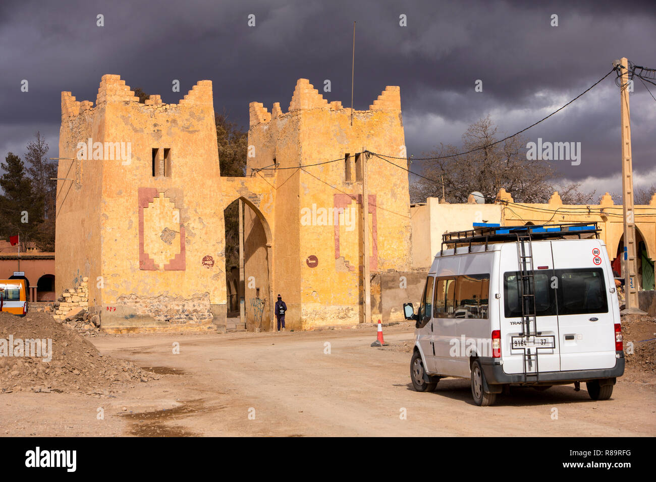 Il Marocco, Todra Gorge, Tinghir, Ford Transit Minibus parcheggiato a vecchio gateway kasbah Foto Stock